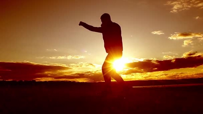 video-silhouette-of-man-boxing