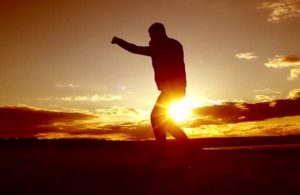 video-silhouette-of-man-boxing